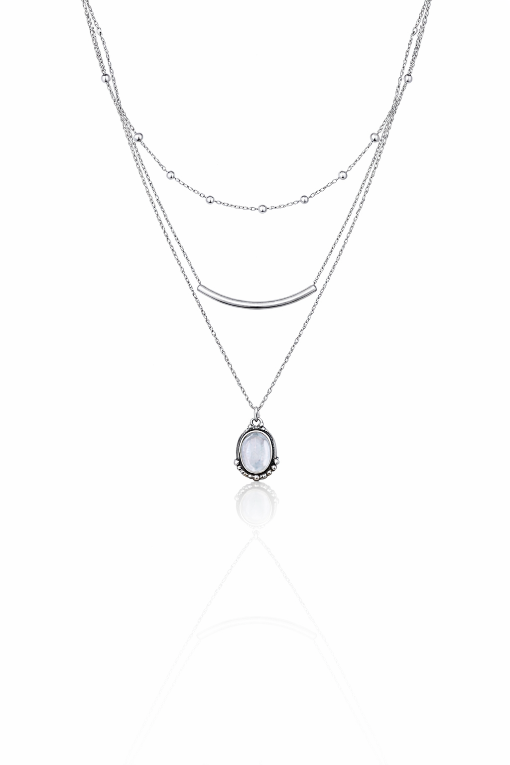 COLLAR MULTICAPA – MEDALLÓN Y BARRA MINIMALISTA