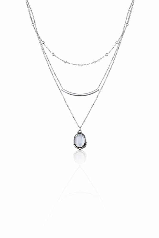 COLLAR MULTICAPA – MEDALLÓN Y BARRA MINIMALISTA