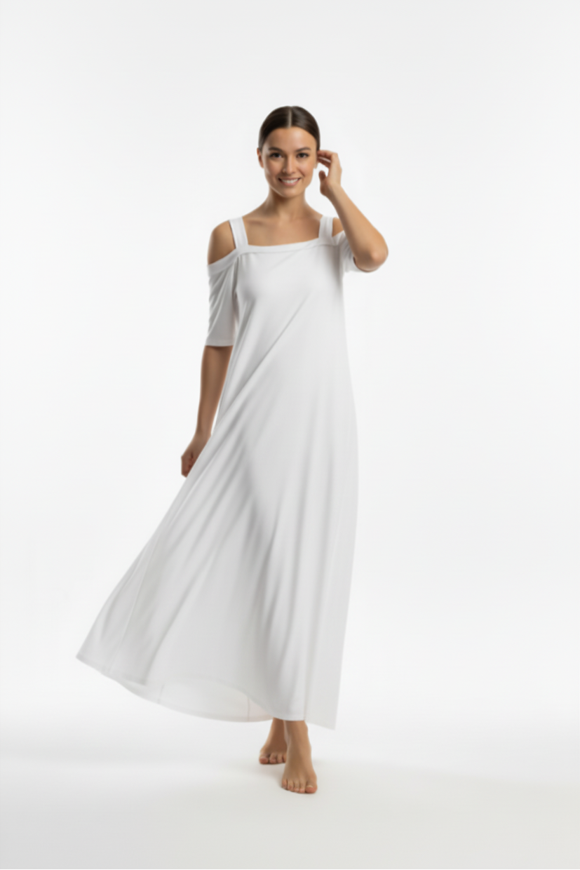 Modelo centrada con vestido blanco