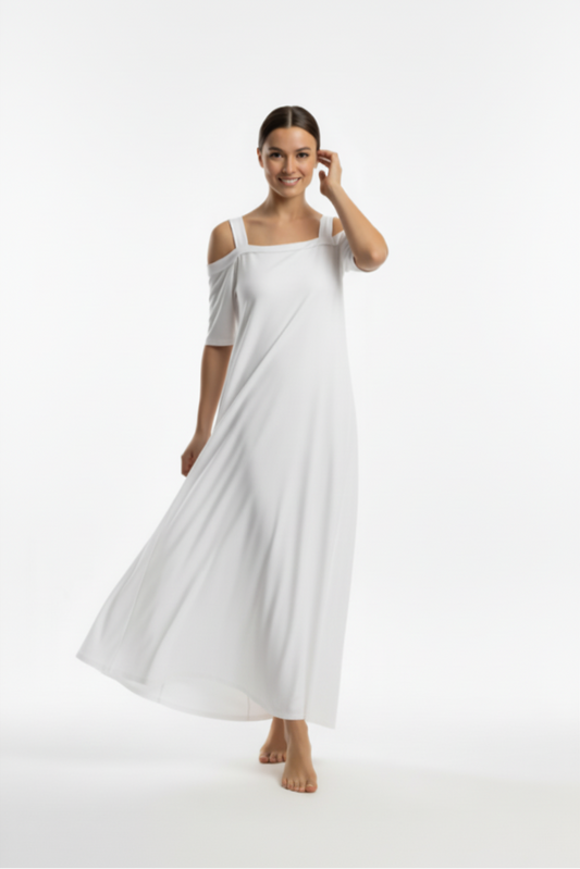 Modelo centrada con vestido blanco