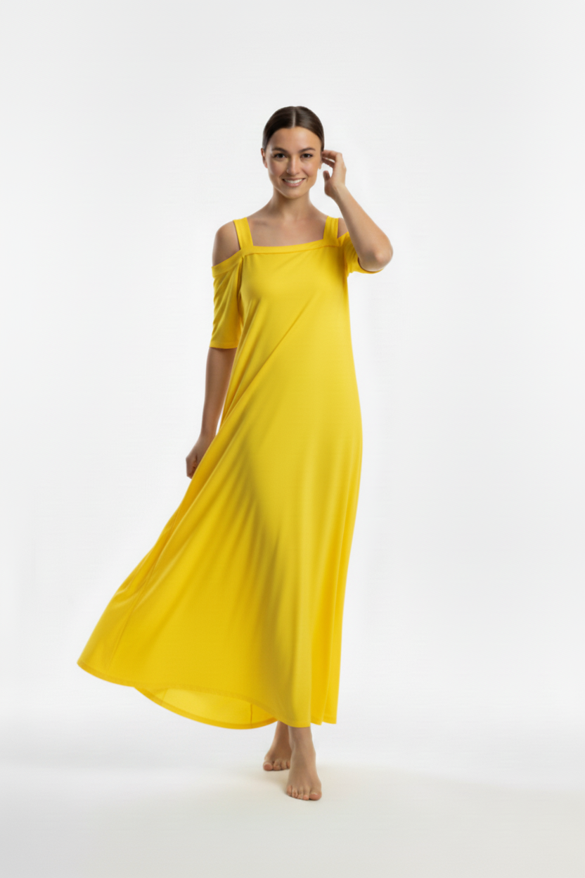 Modelo con vestido amarillo puro