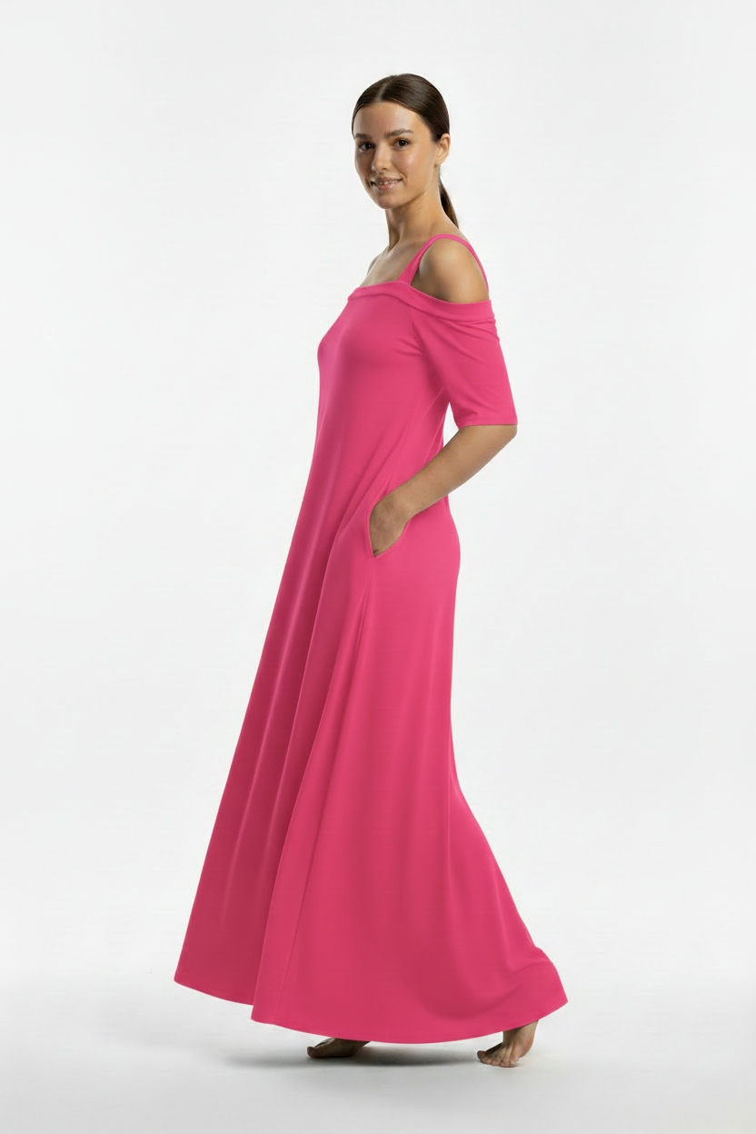 Modelo de perfil con vestido rosa