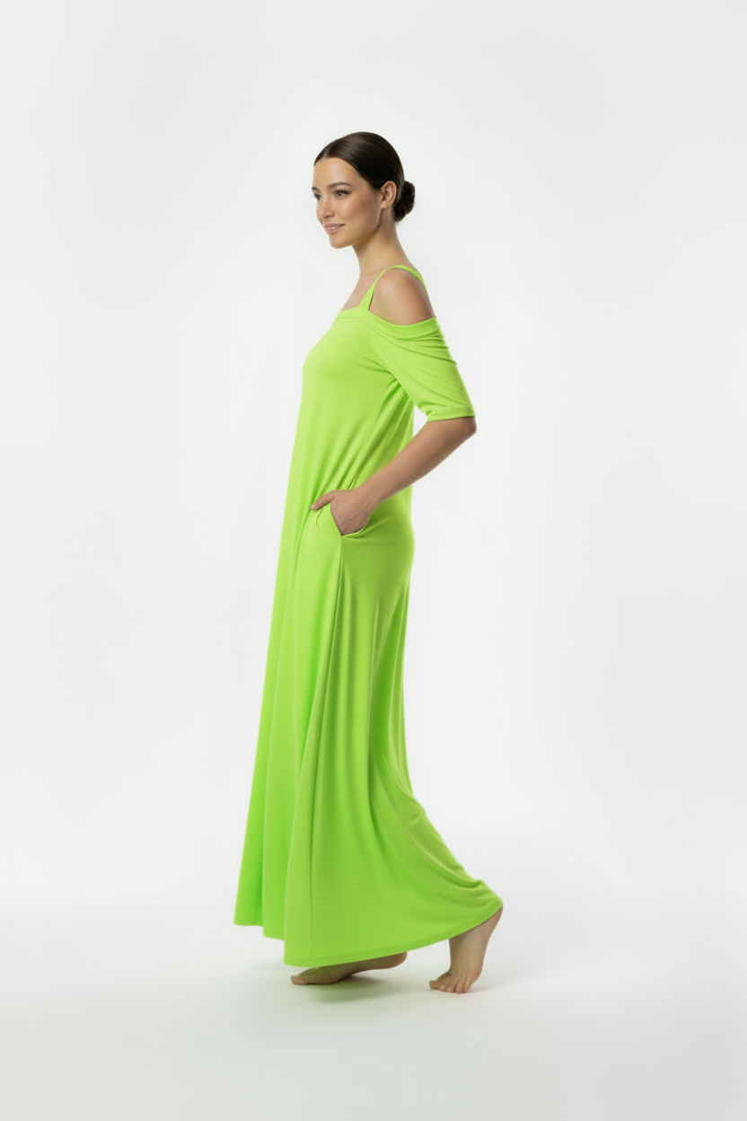 Modelo de perfil mirando hacia la derecha con vestido verde