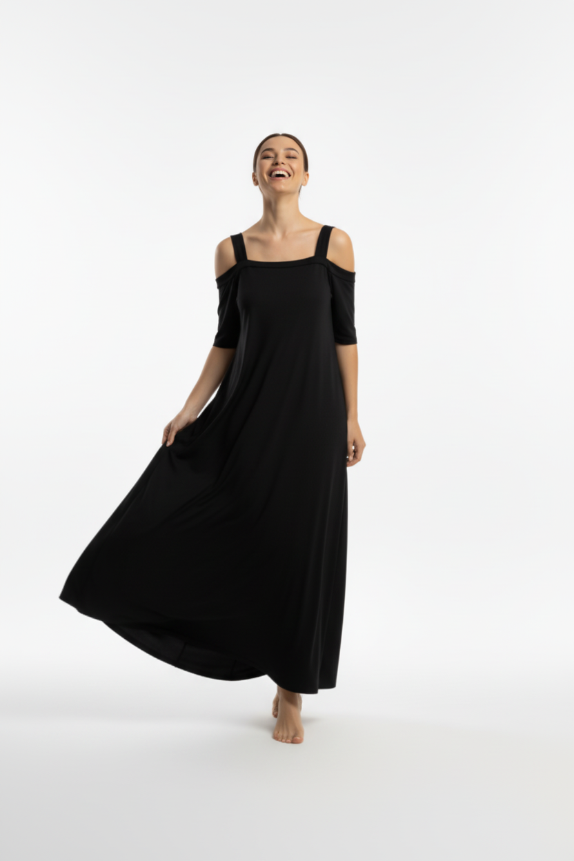Modelo sonriendo con vestido negro en movimiento