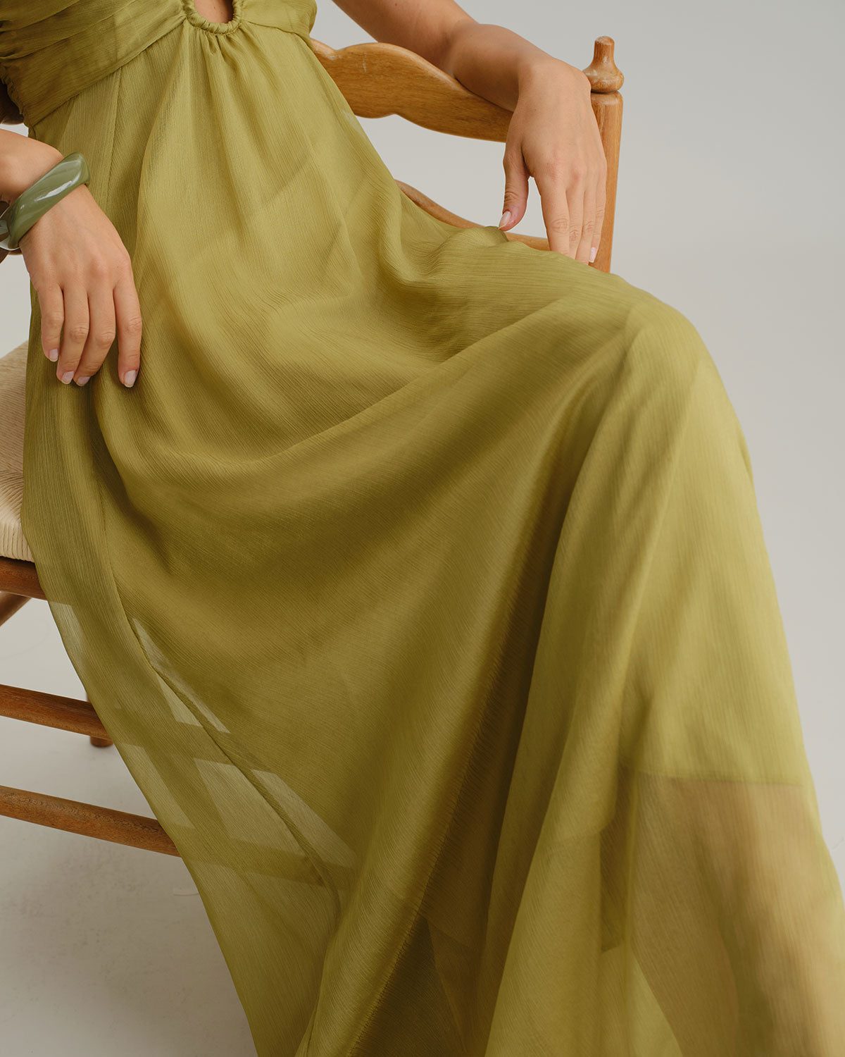 RIHANNA | VESTIDO LARGO CON VOLANTES VERDES
